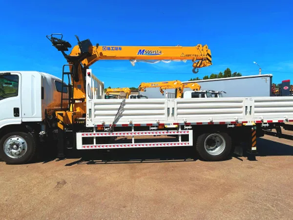 Бортовой грузовик ISUZU 4x2 дв 139kw гп 6т c КМУ XCMG SQS157 гп 6,3т 4 секции 12.8м кузов 6000*2400*550 колеса 8.25R20 спальник задние аутригеры