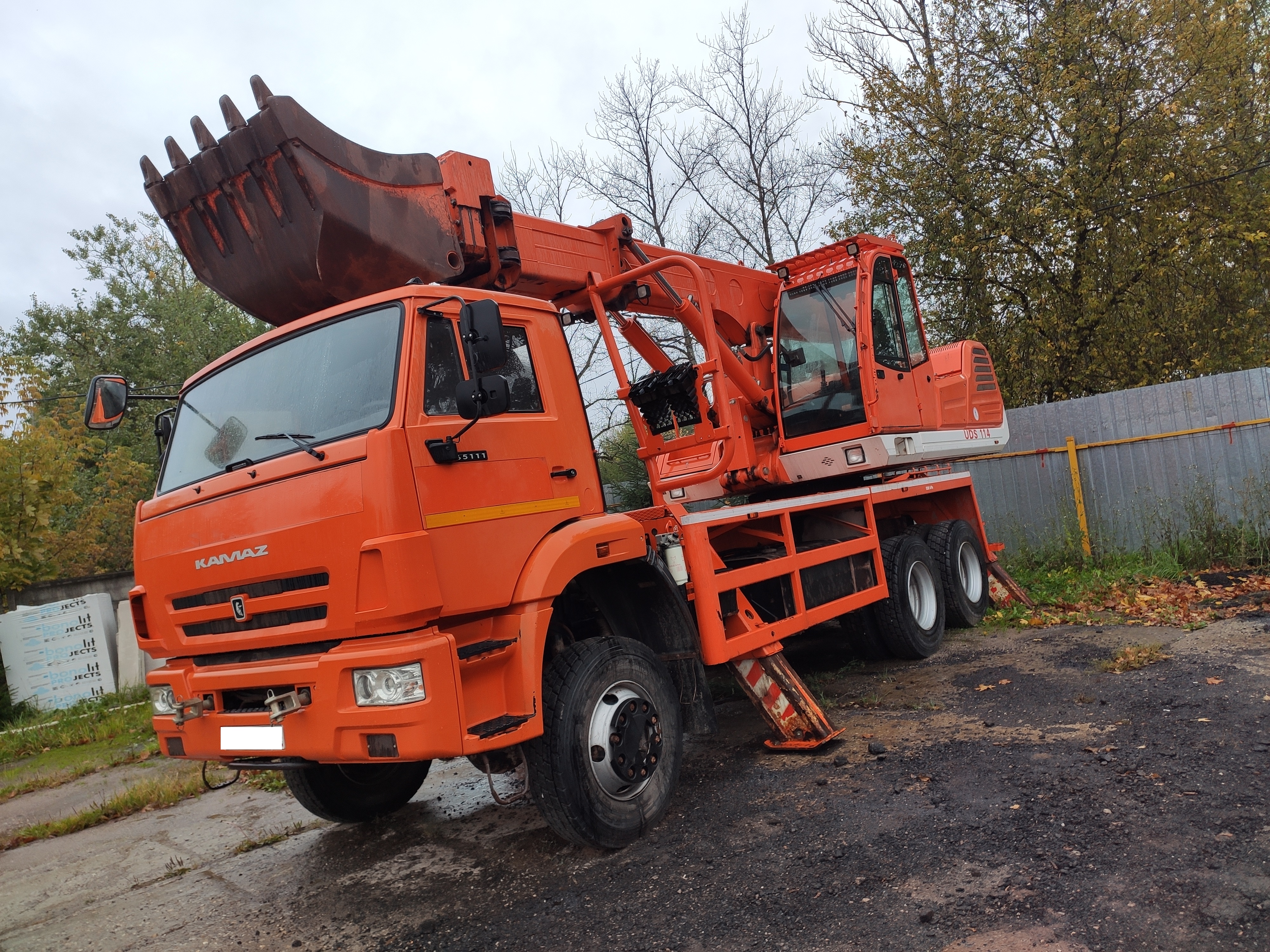 Экскаватор-планировщик UDS 114 на шасси КамАЗ-65111